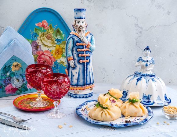 Украсьте стол столешником и салфетками «Крестецкая строчка». Праздничное блюдо подавайте в блиннице «Хозяюшка» от «Гжельского фарфорового завода». Для напитков используйте штоф «Боярин» вместе с фужерами от «Гусевского хрустального завода им. Мальцова». Салфетница и поднос от «Жостовской фабрики декоративной росписи» и тарелочки от фабрики «Хохломская роспись» добавят праздничного настроения. Красивое и вкусное праздничное блюдо порадует ваших родных и гостей!