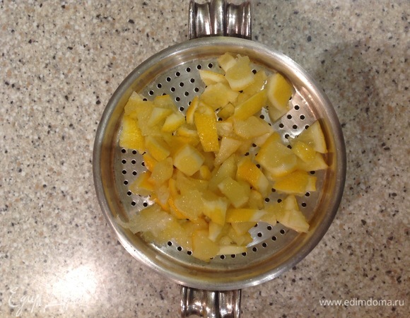 Дольки лимона мелко нарезать. Имбирь нарезать соломкой.