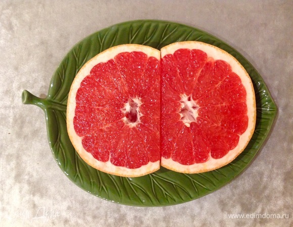 Одну дольку грейпфрута очистить от кожуры и пленок, отделить мякоть. Хорошо использовать заготовку. Я делаю всегда заготовки из лимона, лайма, апельсина и грейпфрута: нарезаю фрукты и засыпаю сахаром, кладу в баночки, потом — в холодильник. Можно их класть в чай, в выпечку, в салаты. Сироп, который получается в результате, очень вкусный.