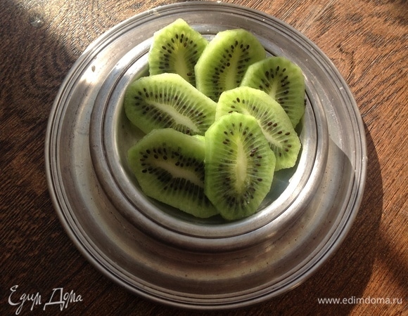 Нарезаю кружочками киви, огурец — тонкими лентами, из долек грейпфрута вынимаю мякоть, нарезаю перец.