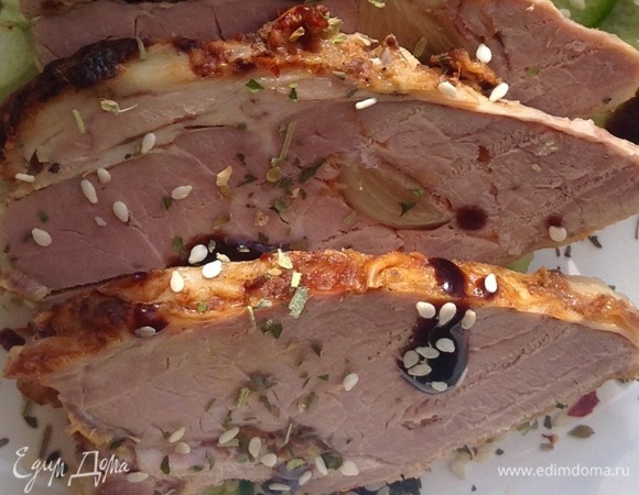 Буженина должна быть из свинины — она очень хорошо сочетается с фруктами. Нарезаю на порционные кусочки.