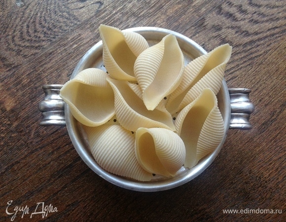 Пасту «ракушки» («Джамбо») ставлю вариться на 12–15 минут в кипящей подсоленной воде.