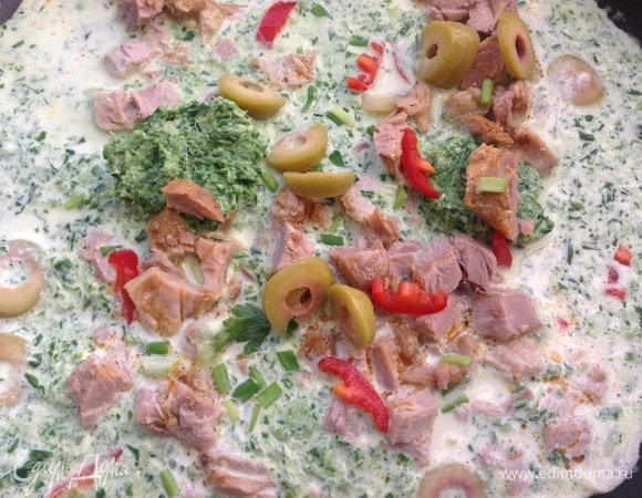 Все соединяю с соусом. Тушу 5 минут.