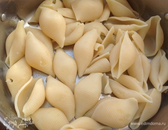 Приготовленную пасту отбрасываю на дуршлаг. Поливаю оливковым маслом.