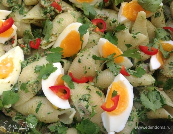 Вареные яйца нарезаю и добавляю к пасте. Сверху украсил листиками кинзы (по желанию). Приятного аппетита!