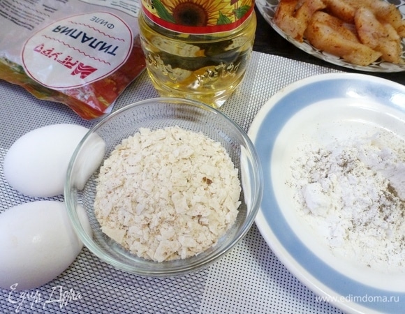 Для приготовления гужонов понадобятся мука, которую нужно смешать с перцем и солью, хлебные крошки (панировочные сухари), яйца и растительное масло. Панировочные сухари я приготовила из лаваша. При жарке получаются симпатичные хлопья.