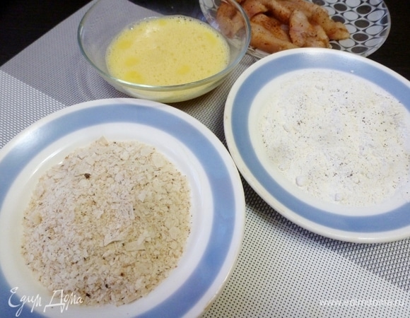 Яйца разболтать до однородности, а муку и сухари распределить по отдельным тарелкам.