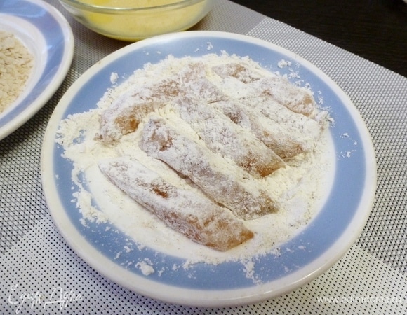 Каждый кусочек тилапии обвалять в муке, потом обмакнуть в яйцо и хорошенько обвалять в сухарях.