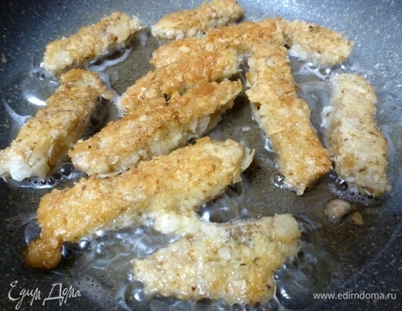 Заранее разогреть сковороду с растительным маслом. Кладем гужоны и обжариваем со всех сторон до золотистого цвета.