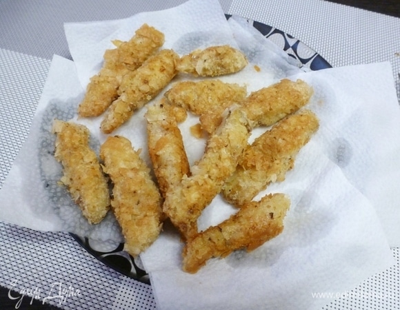Выложить на салфетки, чтобы убрать лишнее масло и чтобы гужоны остались хрустящими.