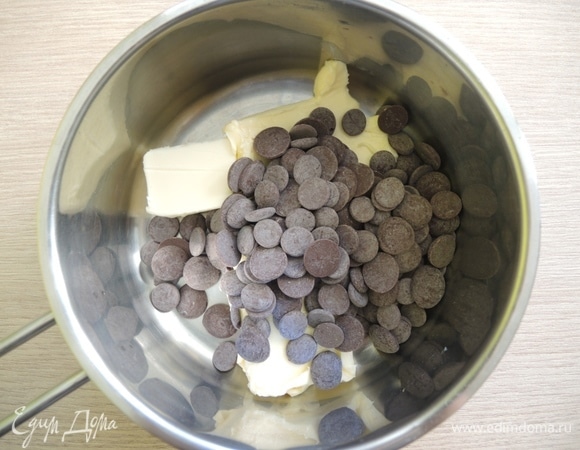 В сотейник сложить шоколад и сливочное масло.