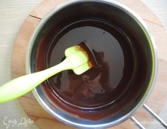 Растопить на медленном огне, постоянно помешивая. Снять с огня.