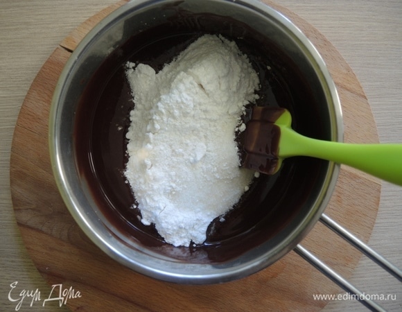 В горячую шоколадно-масляную смесь всыпать сахар и сахарную пудру.