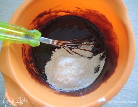 Добавить муку, перемешать.