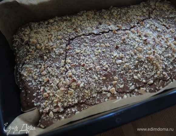 Готовый брауни слегка потрескается. Остудить и нарезать на брусочки. Приятного аппетита!