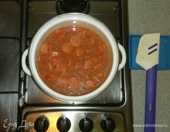 После этого вливаем в кастрюлю томатный сок с базиликом. Добавляем соль. Все перемешиваем. Варим суп на среднем огне около 5 минут.