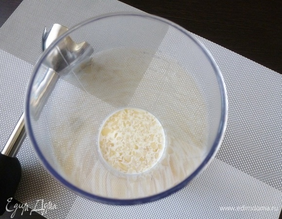 Миндальные лепестки залить сливками 10% и измельчить погружным блендером как можно мельче. Можно взять целый миндаль, но с ним возиться дольше: его нужно будет залить кипятком, затем снять шкурку и только потом измельчить.