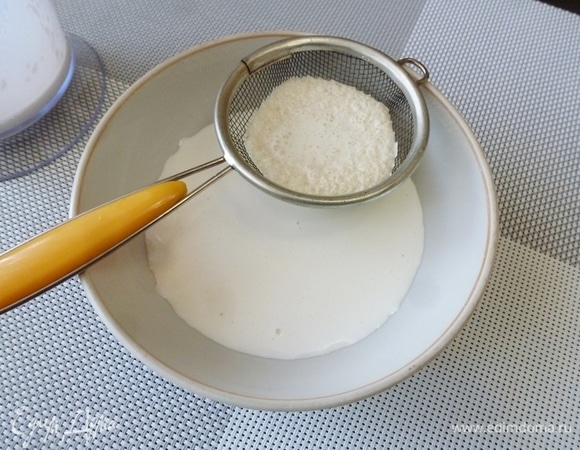 Процедить через ситечко, чтобы совсем крупные крошки не попали в десерт.