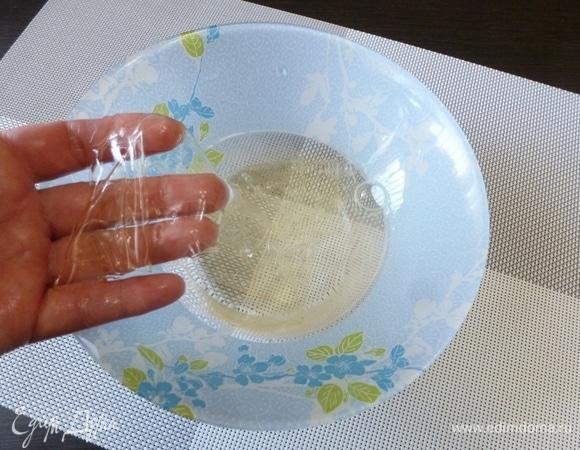 Листовой желатин замочить в воде, ориентируясь на инструкцию на пачке. Я взяла 3 листа желатина, это примерно 10 граммов.