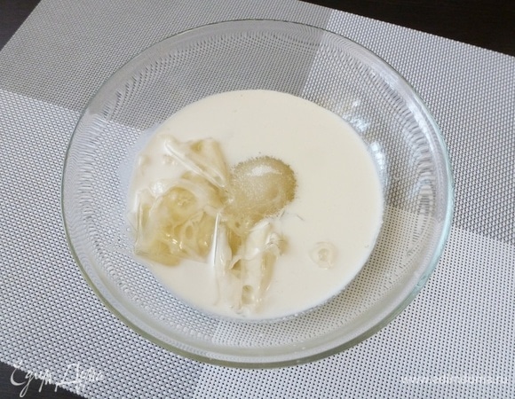 В сливочно-миндальное молочко положить разбухший и отжатый желатин, обычный и ванильный сахар. Чтобы желатин побыстрее растворился, можно поставить миску в микроволновку или перелить в кастрюльку и прогреть на плите, не доводя до кипения!