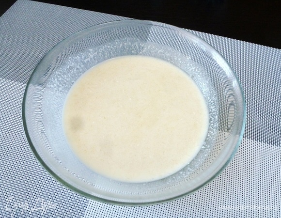 Желатин растворился. Перемешать до растворения сахара. Добавить 2 ст. л. сметаны. Взбить блендером еще раз, поставив чашу на лед, чтобы быстрее охлаждалось. Но и без льда все получится.