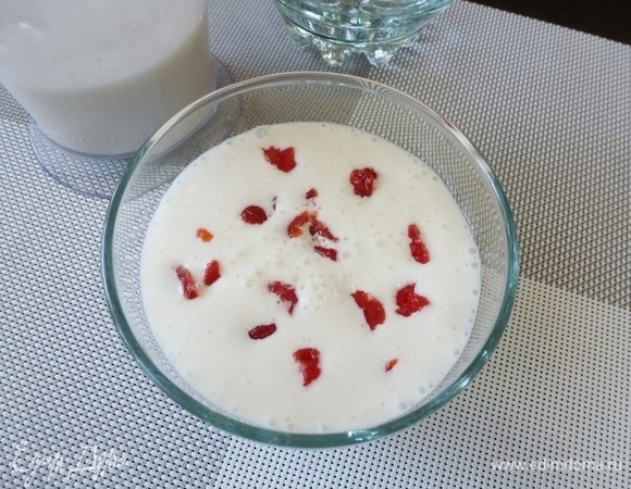 Разлить бланманже в подготовленные вазочки. Вишню нарезать мелкими кусочками и посыпать десерт, поставить в холодильник для застывания.