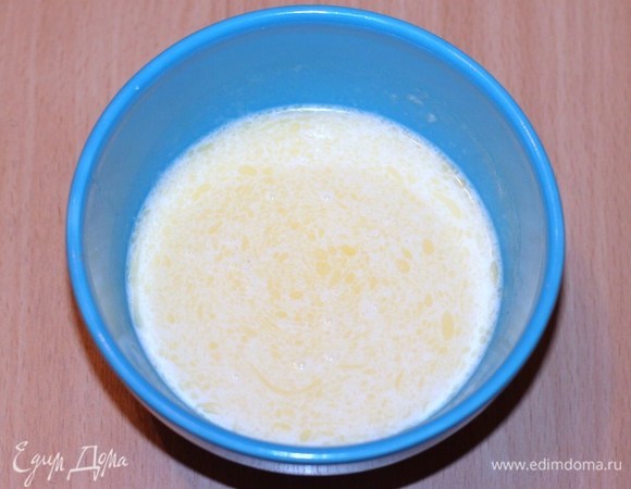 В миску влить 1 стакан (200 мл) теплого молока, добавить дрожжи, сахар и всыпать 4 ст. л. просеянной муки, размешать, накрыть и поставить в теплое место до появления пенной шапочки.