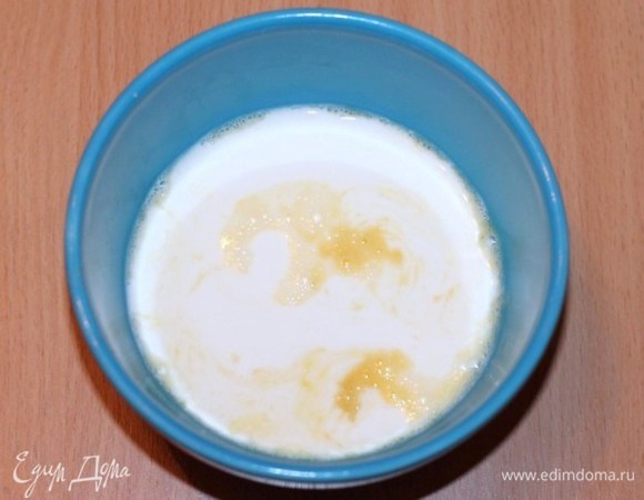 Когда опара подойдет («запенится»), добавить растопленное и охлажденное сливочное масло, взбитое яйцо и размешать.