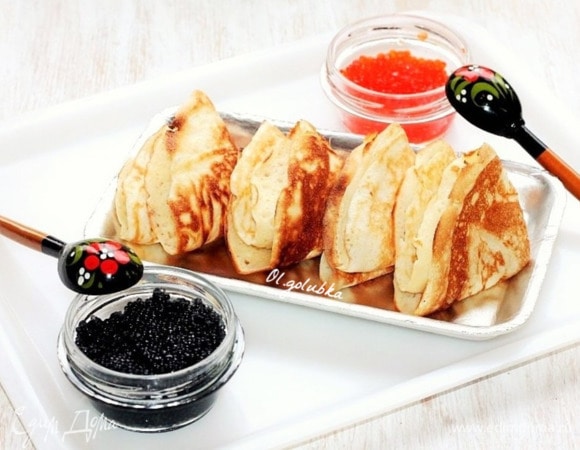 Перед подачей раскладываем икру в уголочки блинов и подаем.