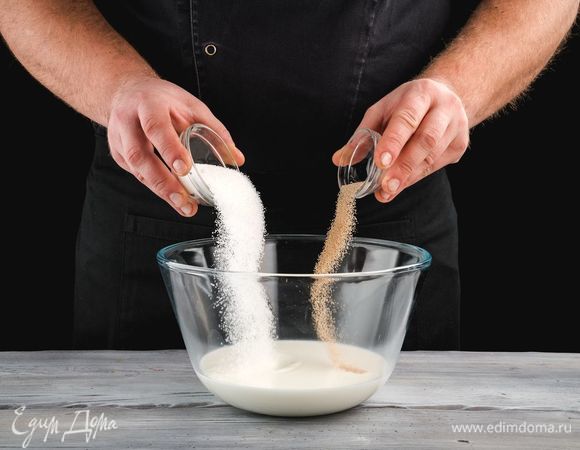 Приготовьте опару для теста. Для этого в теплом молоке растворите 1 ч. л. сахара, добавьте дрожжи и все перемешайте. Поставьте в теплое место на 15 минут.