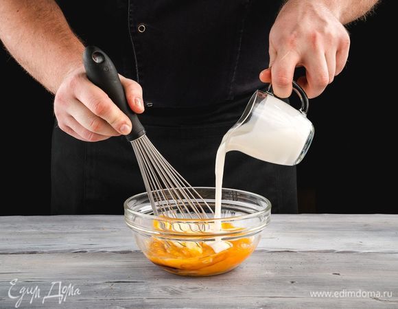 Добавьте теплый кефир. Перемешайте.