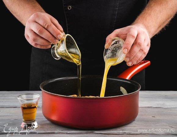 Затем добавьте растопленное сливочное масло, мед и коньяк. Готовьте на медленном огне в течение 15 минут. Кусочки яблок должны стать мягкими.