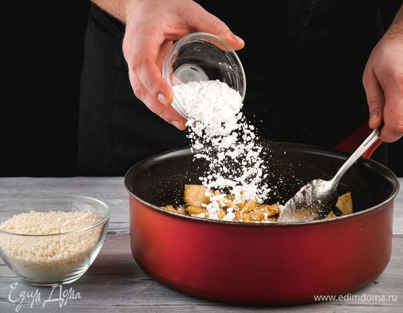 Затем всыпьте крахмал и немного панировочных сухарей, перемешайте и готовьте еще 2 минуты. Остудите начинку.