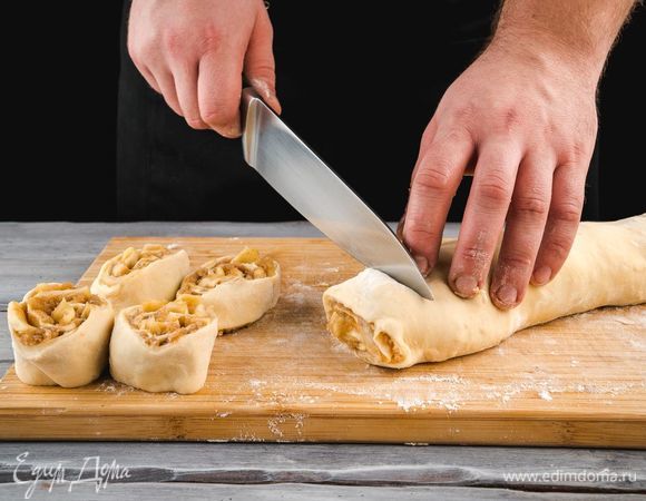 Сверните  рулет и нарежьте его поперек на ровные части.