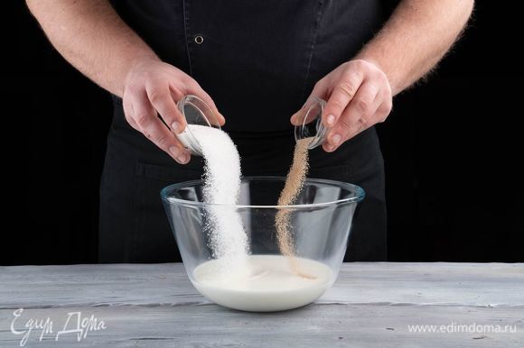 В теплом молоке растворите сахар, добавьте дрожжи, все перемешайте. Поставьте в теплое место на 15 минут, чтобы опара поднялась.