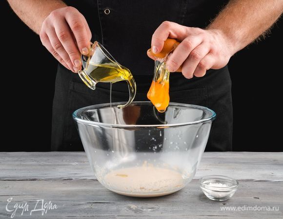 В готовую опару добавьте яйцо, соль, растительное масло. Все перемешайте.