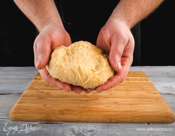 Замесите тесто. Миску с тестом затяните пищевой пленкой и поставьте в теплое место на 30 минут.