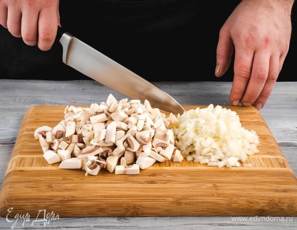 Подготовьте начинку. Репчатый лук и грибы мелко нарежьте.