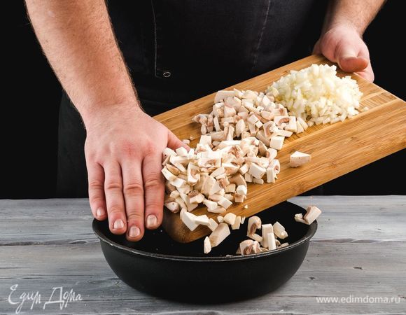 В сковороду добавьте растительное масло и обжарьте грибы и лук.