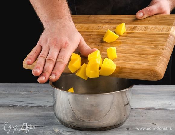 Картофель очистите и нарежьте кубиками и отварите в подсоленной воде.