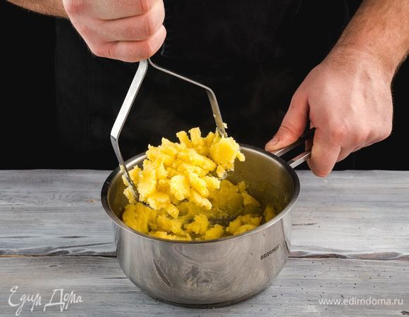 Отваренный картофель истолките в пюре.
