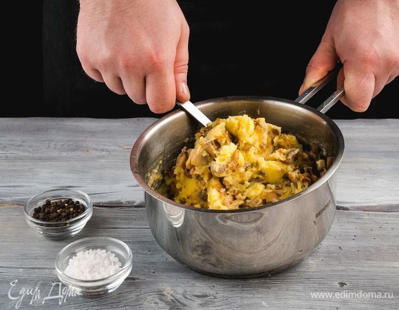 Соедините картофельное пюре, грибы и лук. Посолите и поперчите по вкусу.