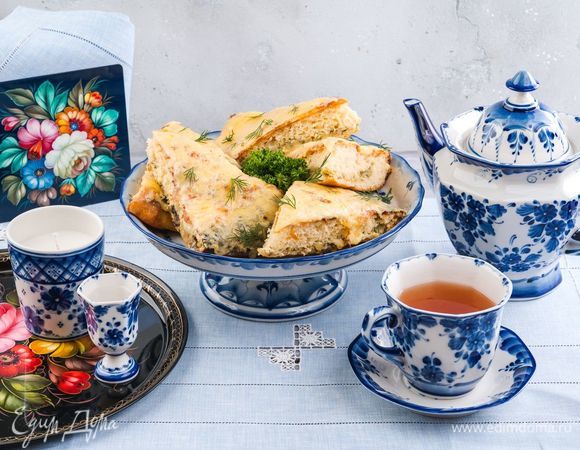 Украсьте стол салфеткой «Крестецкая строчка». Подавайте пирог с горячим чаем в посуде от «Гжельского фарфорового завода». Уникальные букеты, созданные художниками «Жостовской фабрики декоративной росписи», дополнят сервировку лучше живых цветов. Зажгите ароматическую свечу в фарфоровом гжельском стаканчике. Приятного чаепития!