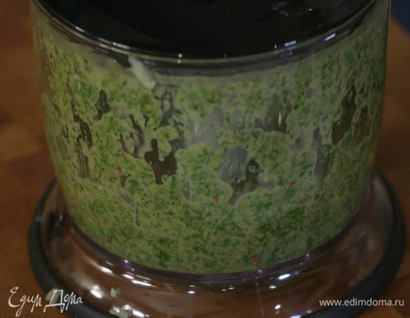 Приготовить маринад: в чаше блендера соединить чеснок, имбирь, половину нарезанного чили и кинзу, влить сок лайма, 2 ст. ложки оливкового масла и все взбить.