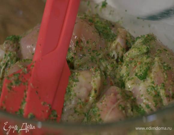 Куриное мясо поместить в маринад, добавить по щепотке куркумы, зиры, соли и смеси перца, перемешать и оставить на 15 минут при комнатной температуре.