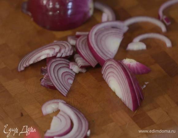Красный лук почистить и нарезать полукольцами.