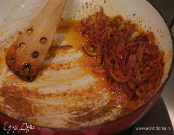 Разогреть в сковороде 2 ст. ложки оливкового масла, выложить лук, посыпать оставшейся зирой и куркумой и обжарить до золотистого цвета, добавить оставшийся чили, 1‒2 ст. ложки оливкового масла и томатную пасту, посолить, посыпать карри и, помешивая, еще немного обжарить, затем переложить в другую посуду.