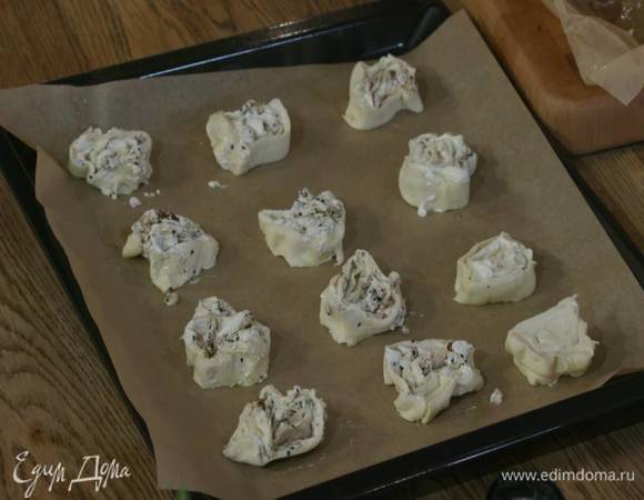 Охлажденный рулет нарезать поперек не слишком тонко и выложить на противень, выстеленный бумагой для выпечки.