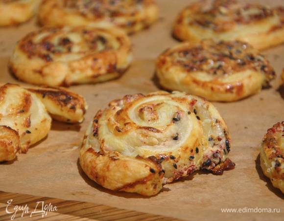 Выпекать в разогретой духовке 15‒18 минут в зависимости от мощности духовки.