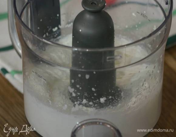 Творог с молоком взбить в блендере в гладкую массу.